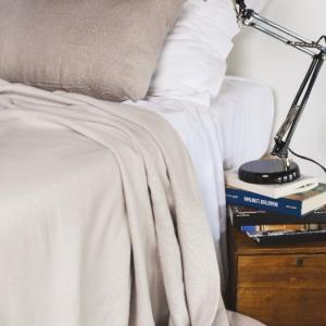 Bien dormir cet été : couette ou couverture ?